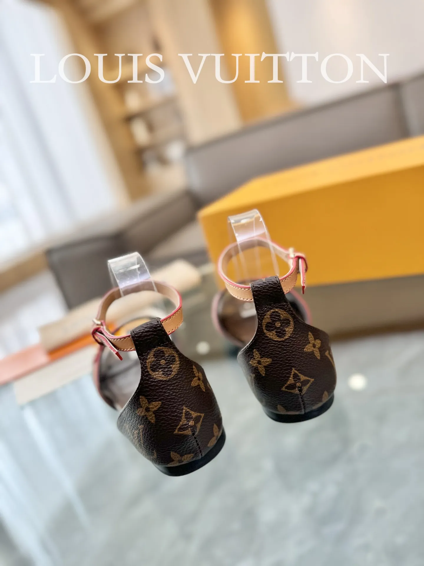 👟👟Ex-factory price 620👟👟 👟👟The top version of LV Lujia 24/denim jeans are so beautiful. I rarely make Lv family items, but I really can’t refuse this pair of kittens! I purchased the original version and developed it with care. The heels are custom molded. The brown leather with presbyopic denim is so brilliant! The perfect kitten heel, which is just right, is high-end, classic, sexy and comfortable. It is a must-have item that can give you full marks as a summer shoe! Sandals 5cm and 9cm/hollow sandals/ballet shoes 🔜3 items ✅Upper: Denim denim ✅Inner: original customized cowhide ✅Outsole: Italian genuine leather outsole ✅Number of yards: 35-41 (40.41 customization is not returnable) ✅Packaging: full set of exquisite packaging